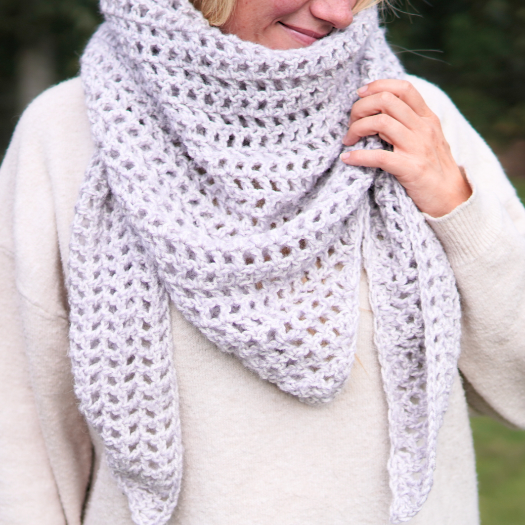 Easy shawl crocheted in different yarn