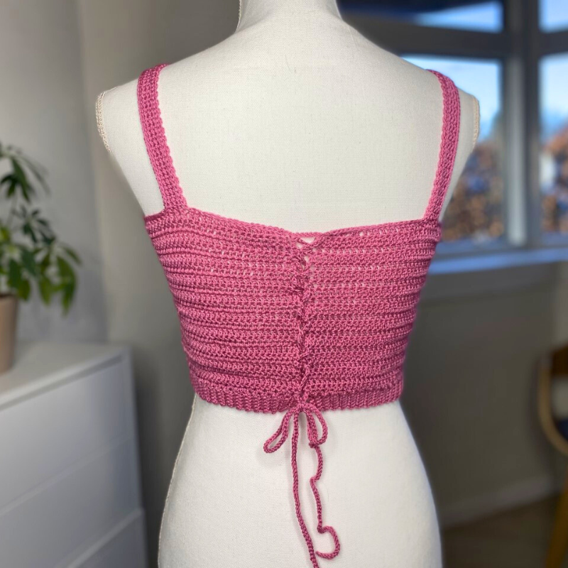 Hæklet top i pink akryl garn