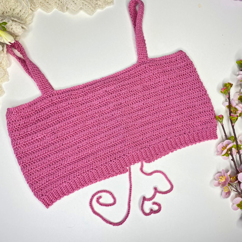 Hæklet Crop Top liggende på et bord