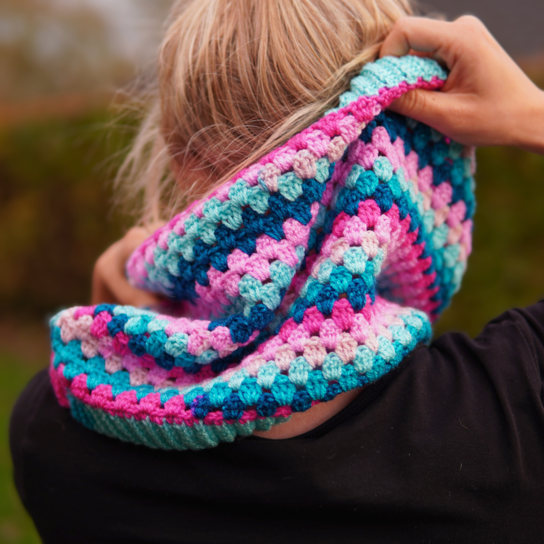 Crocheted Cowl in the Granny stitch and in Horizon yarn from Hobbii