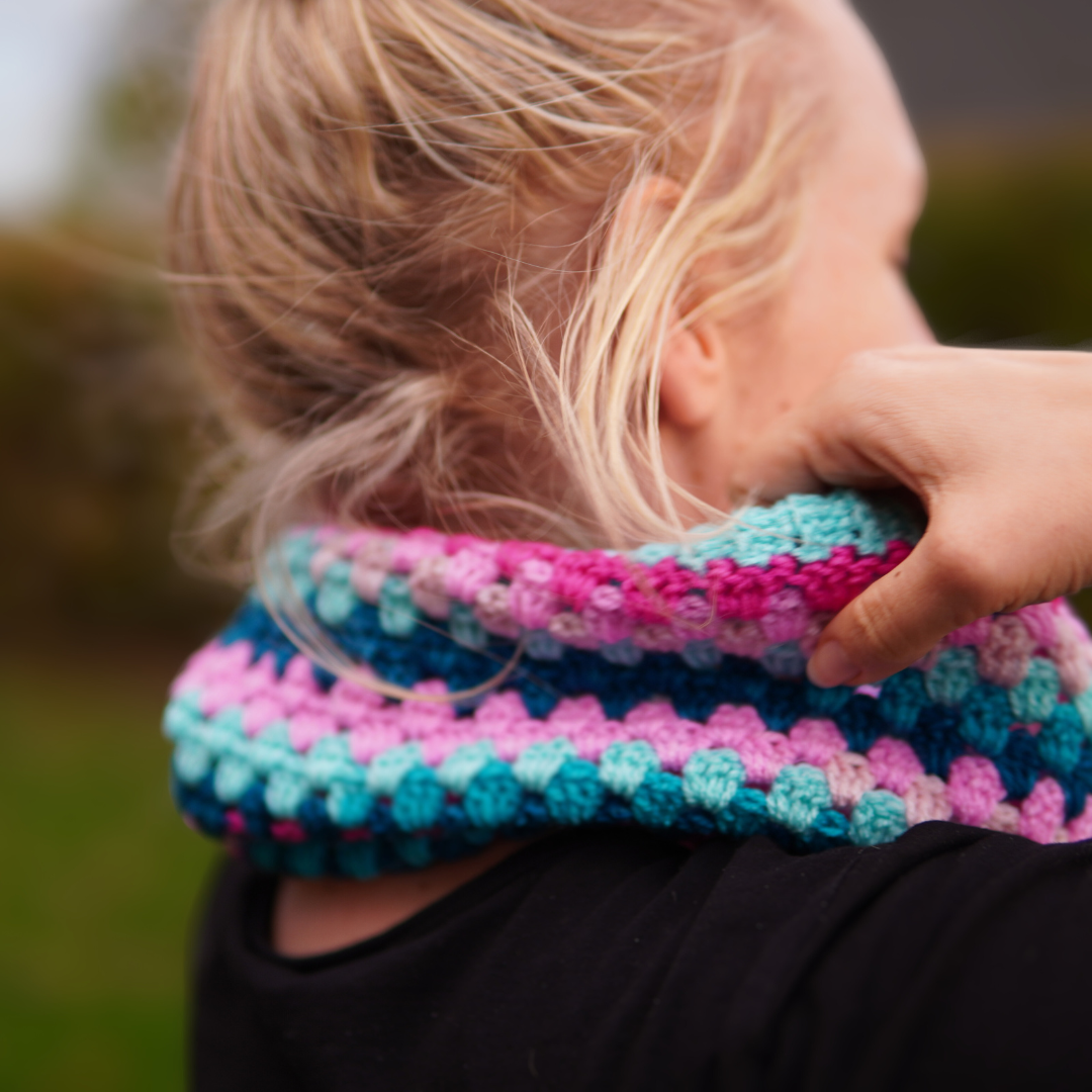 Crocheted Cowl in the Granny stitch and in Horizon yarn from Hobbii