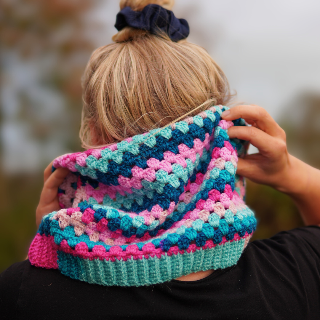 Crocheted Cowl in the Granny stitch and in Horizon yarn from Hobbii