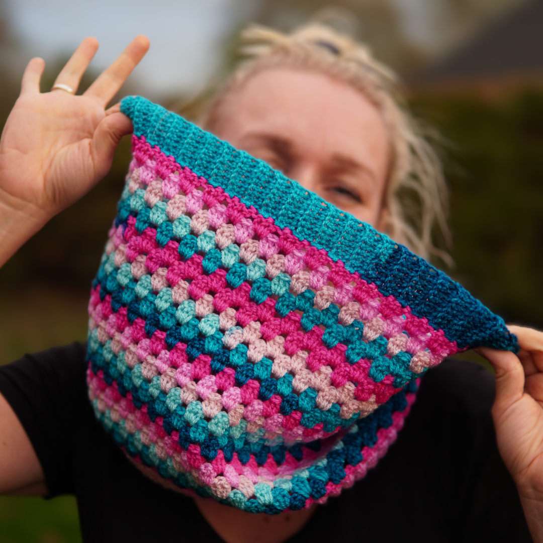 Crocheted Cowl in the Granny stitch and in Horizon yarn from Hobbii