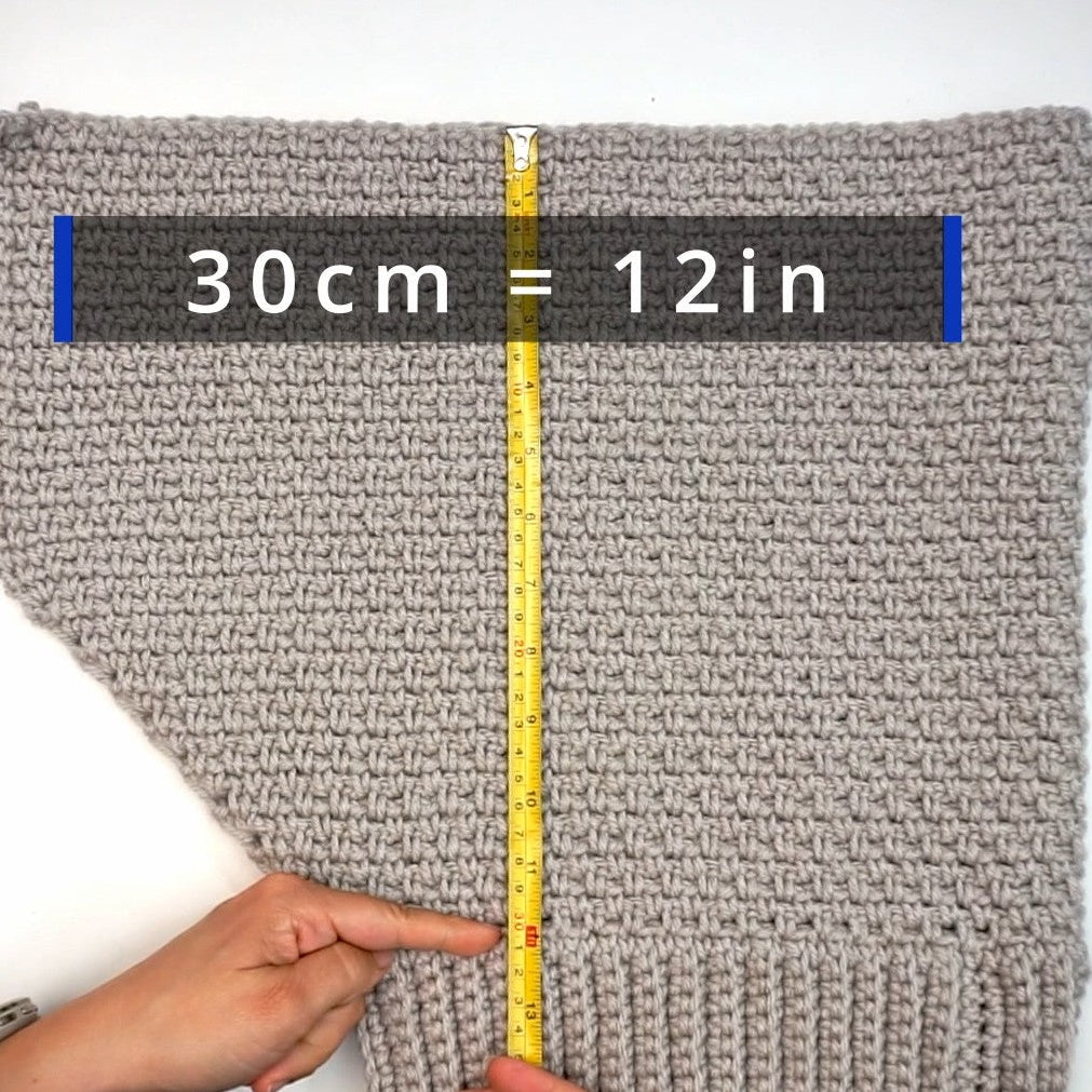 opper part of balaclava, size 30cm. tape measure. moss stitch