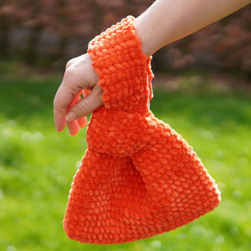 Crocheted japanese knot sack in velvet yarn from Hobbii