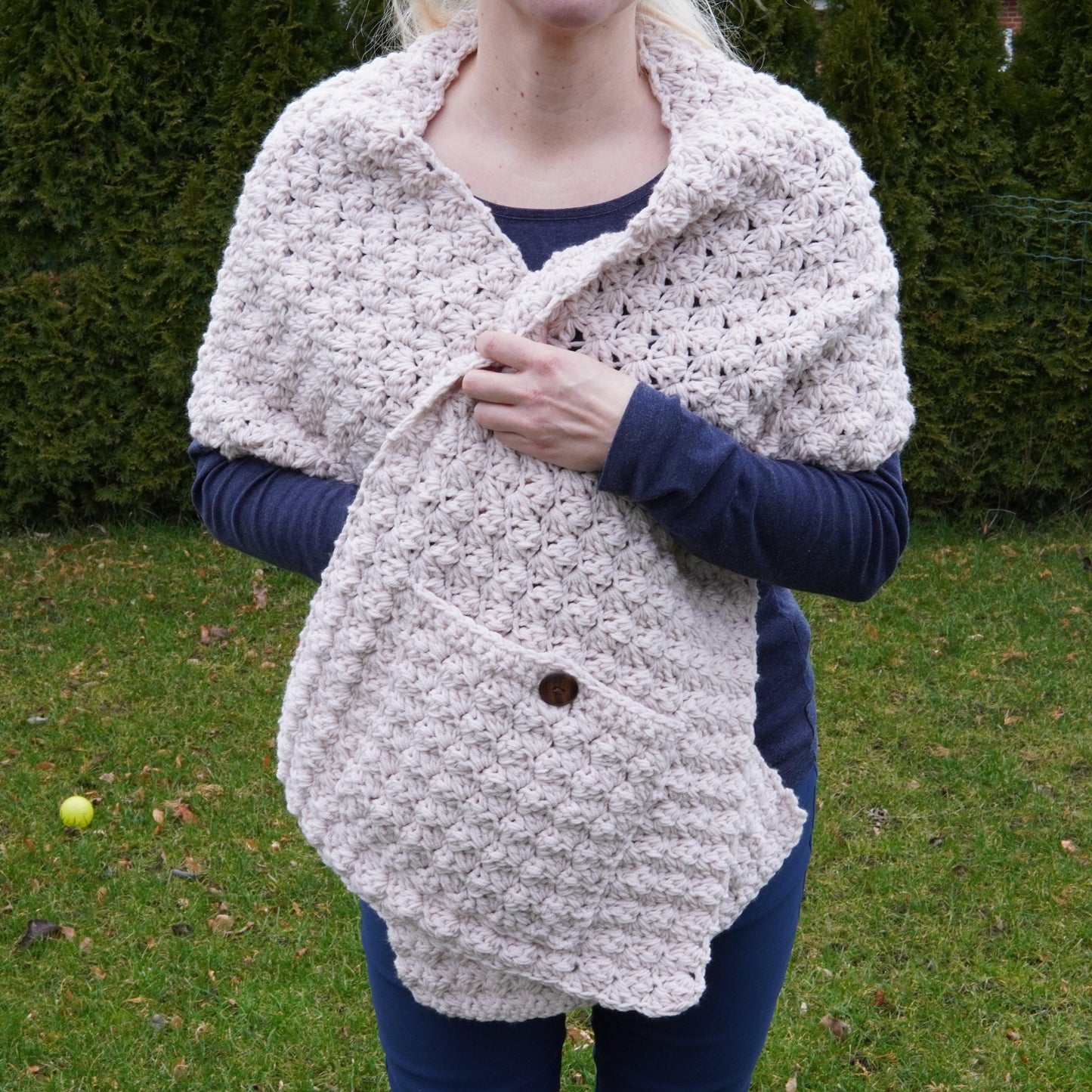 easy crocheted shawl with pockets